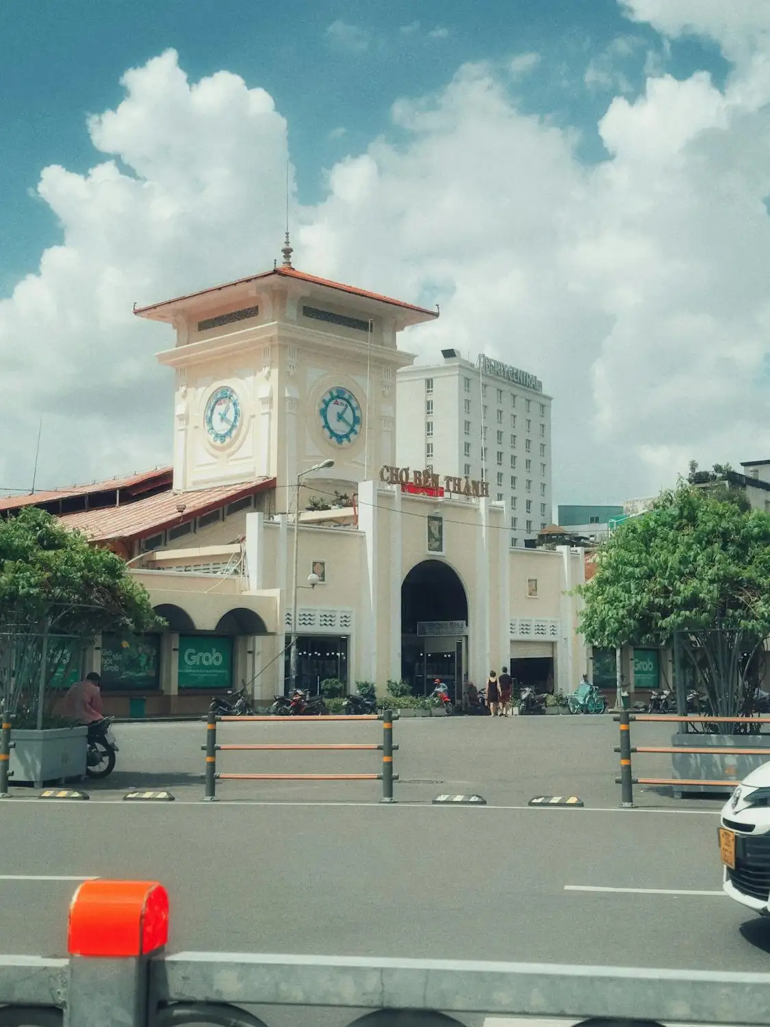 TP Hồ Chí Minh – Thành phố giao thoa văn hoá và cuộc sống sôi động Chợ Bến Thành
