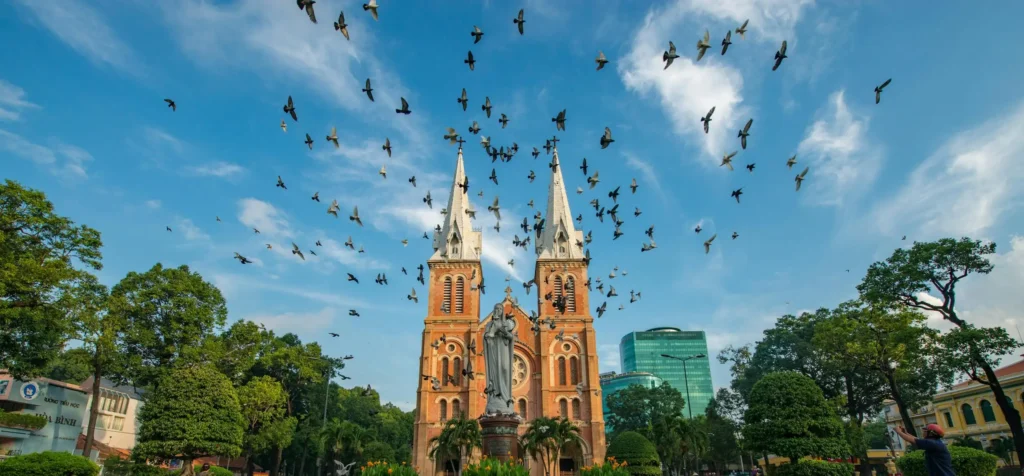 TP Hồ Chí Minh – Thành phố giao thoa văn hoá và cuộc sống sôi động Nhà thờ Đức Bà