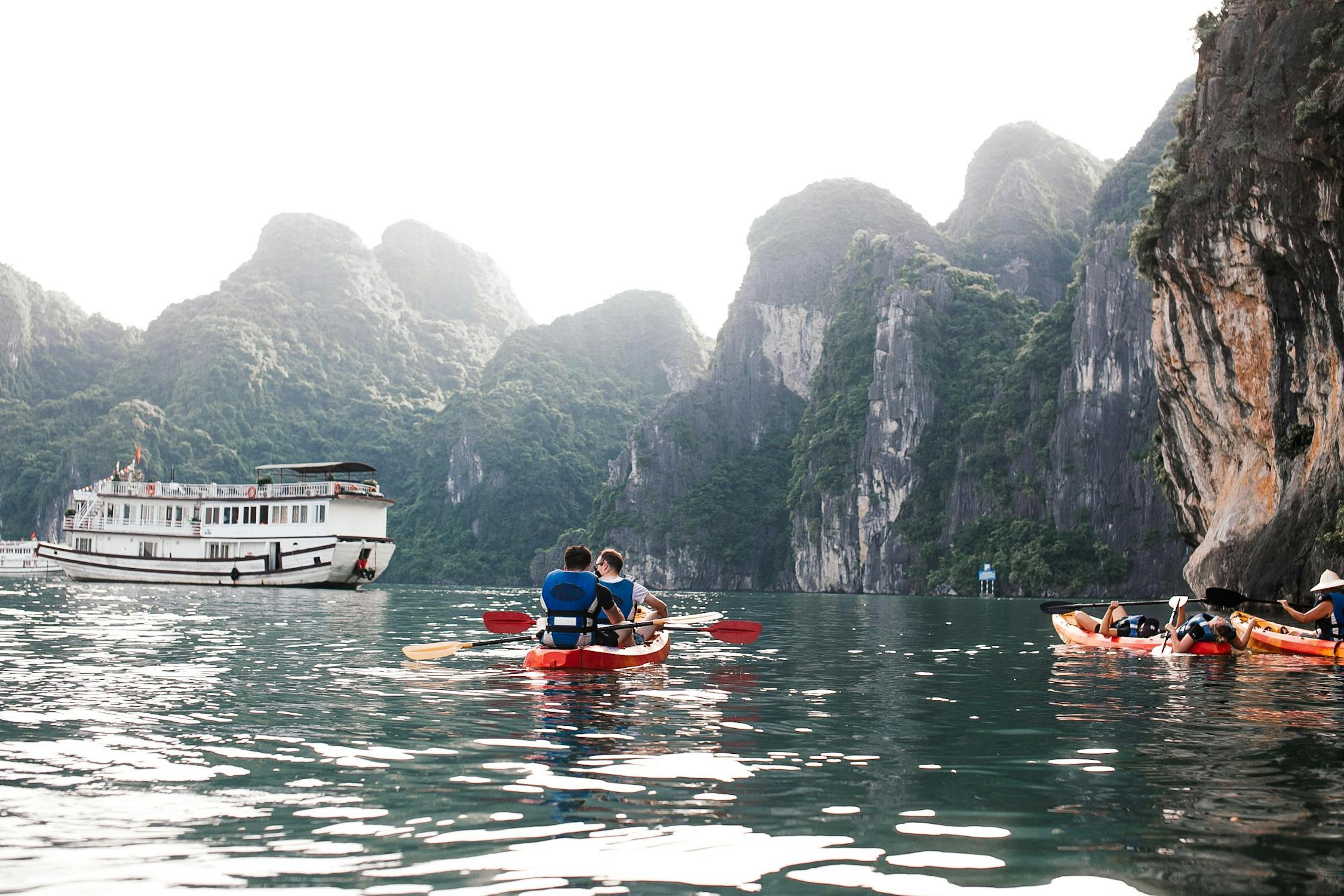 Vịnh Hạ Long: Tuyệt tác thiên nhiên của Việt Nam Chèo kayak trên Vịnh Hạ Long