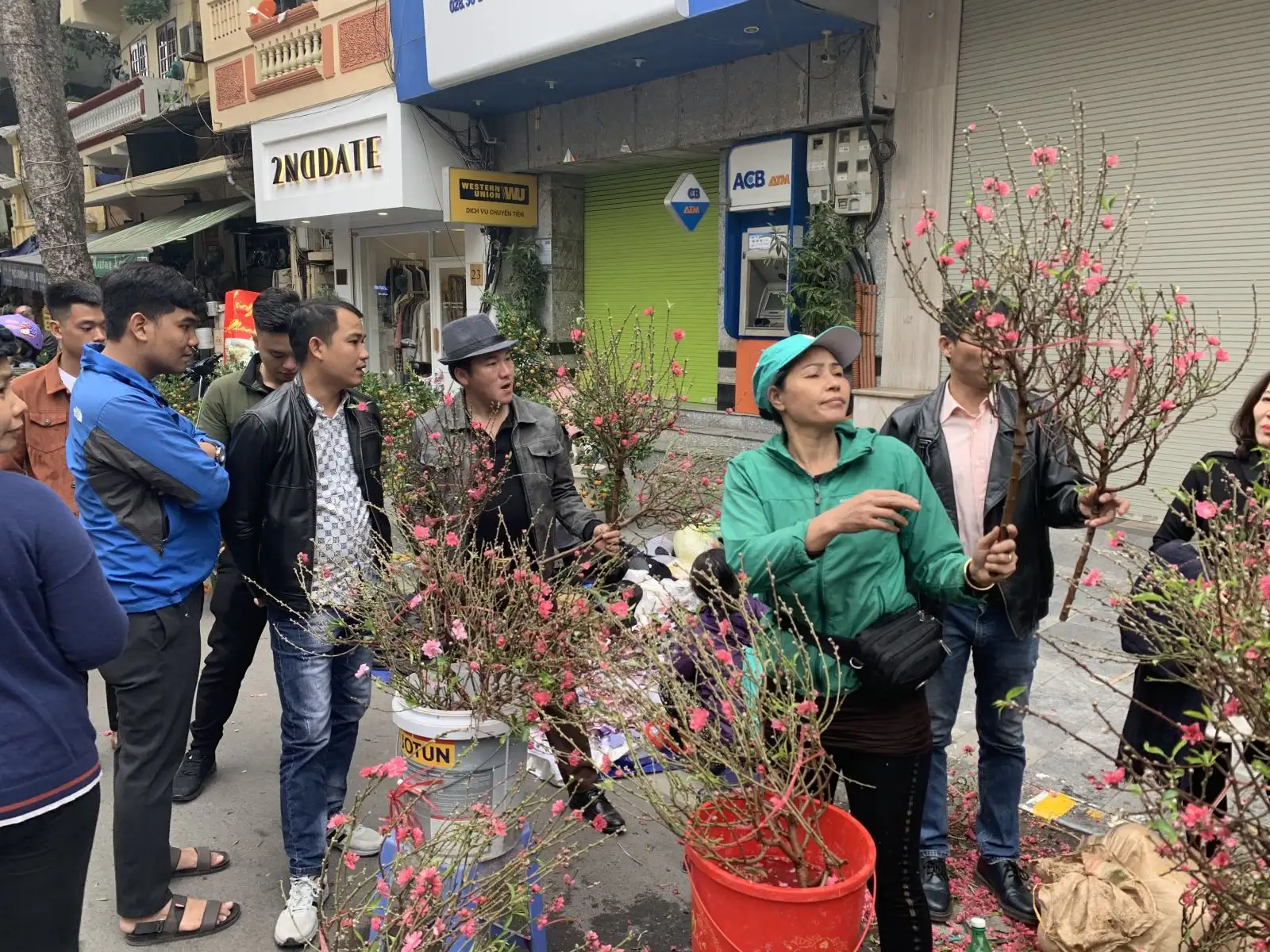 Chợ hoa Tết phố cổ Hà Nội - Không khí Xuân rộn ràng Chợ hoa Tết phố cổ Hà Nội: Mua sắm, thưởng ngoạn và đắm mình trong không khí Xuân