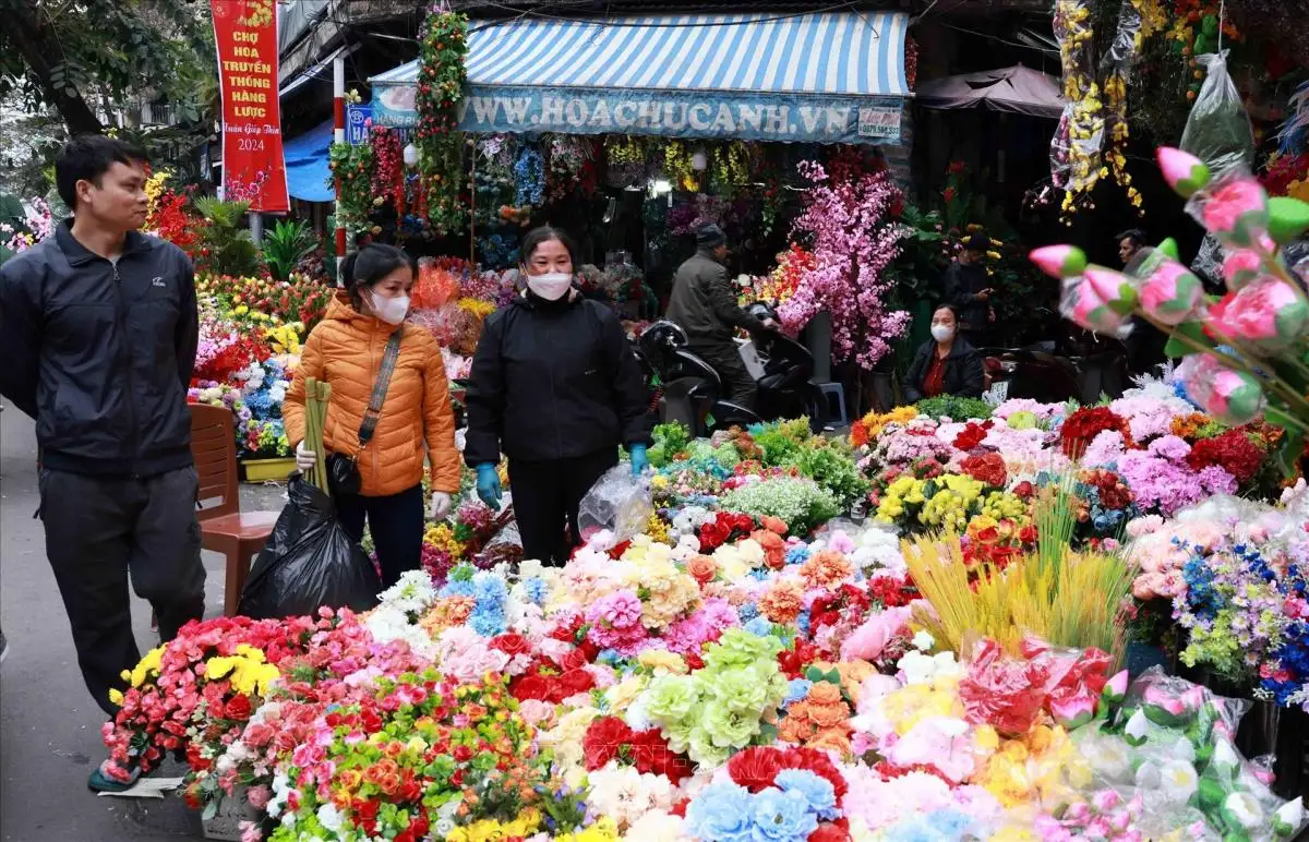 Chợ hoa Tết phố cổ Hà Nội: Mua sắm, thưởng ngoạn và đắm mình trong không khí Xuân