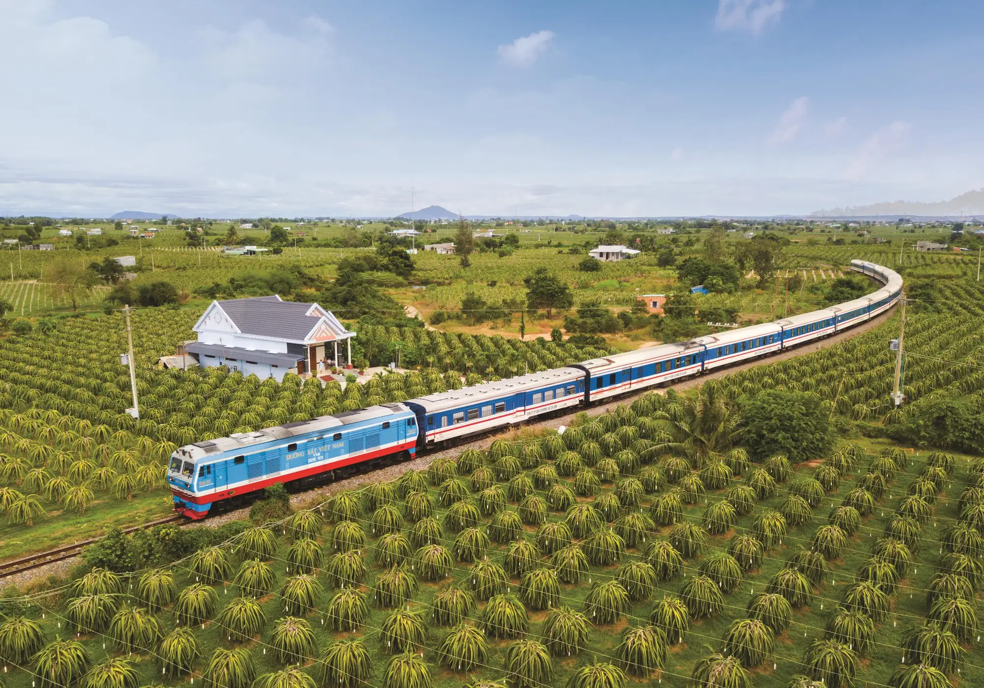 Tàu Thống Nhất: Biểu tượng Việt Nam trong top 9 hành trình tàu hỏa đáng trải nghiệm nhất năm 2025