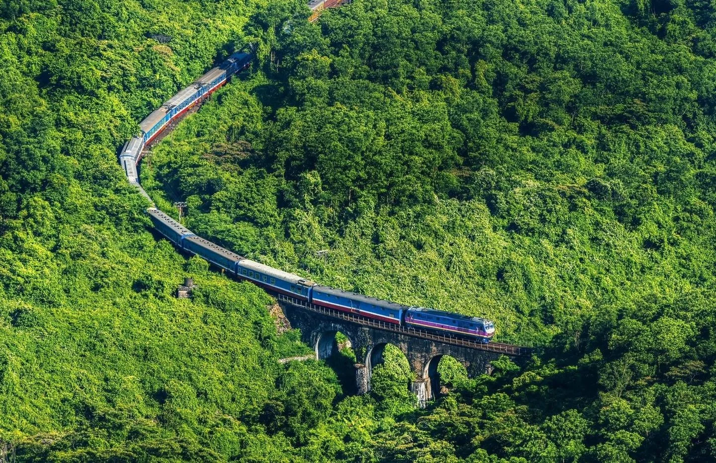 Tàu Thống Nhất: Biểu tượng Việt Nam trong top 9 hành trình tàu hỏa đáng trải nghiệm nhất năm 2025 Tàu Thống Nhất: Biểu tượng Việt Nam trong top 9 hành trình tàu hỏa đáng trải nghiệm nhất năm 2025