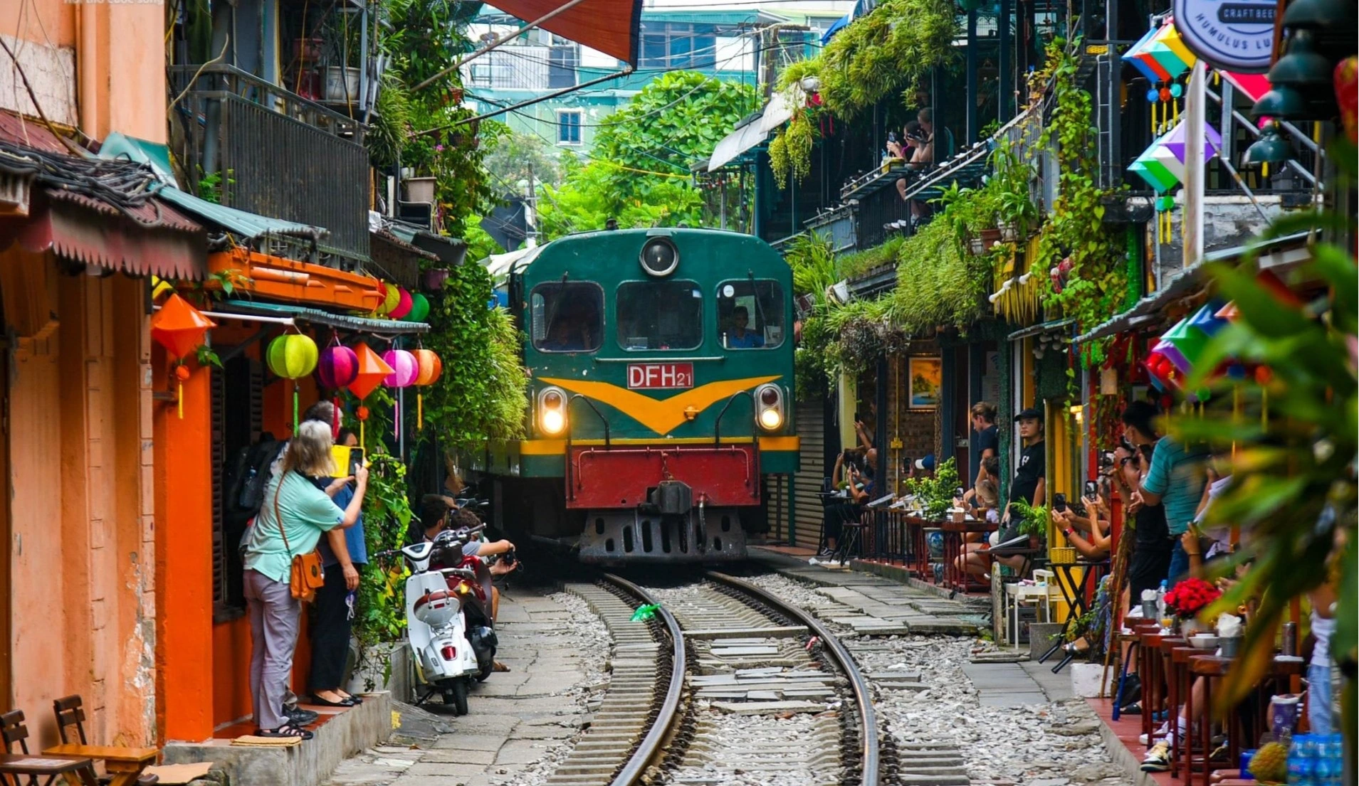 Tàu Thống Nhất: Biểu tượng Việt Nam trong top 9 hành trình tàu hỏa đáng trải nghiệm nhất năm 2025 Tàu Thống Nhất: Biểu tượng Việt Nam trong top 9 hành trình tàu hỏa đáng trải nghiệm nhất năm 2025