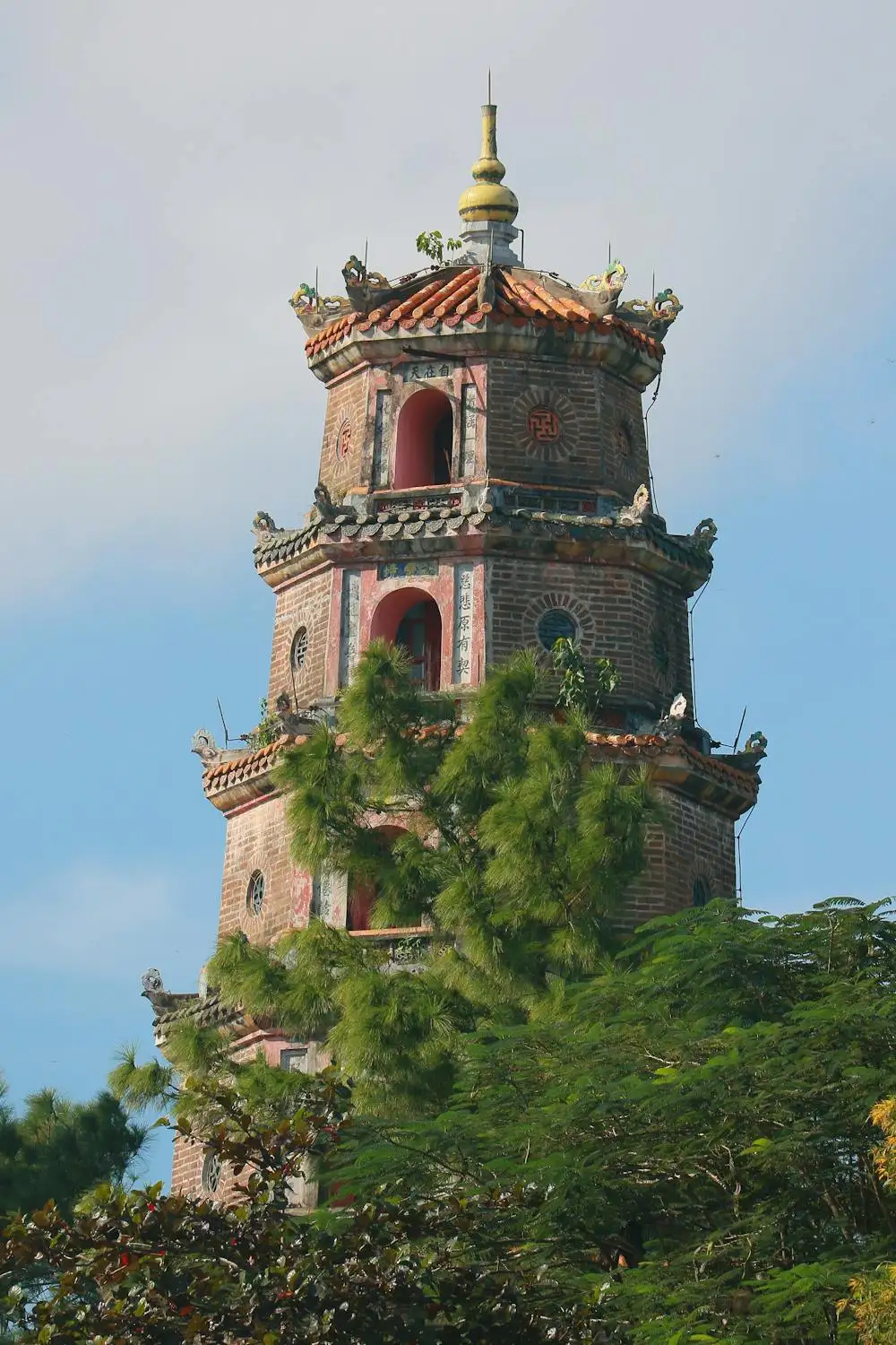 Những địa điểm du lịch phổ biến tại Việt Nam Chùa Thiên Mụ