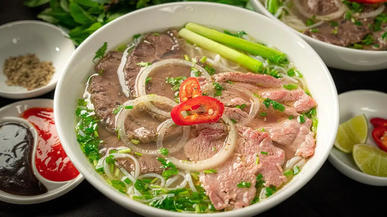 Ẩm thực đường phố Việt Nam: Hành trình vị giác đầy màu sắc Phở Hà Nội