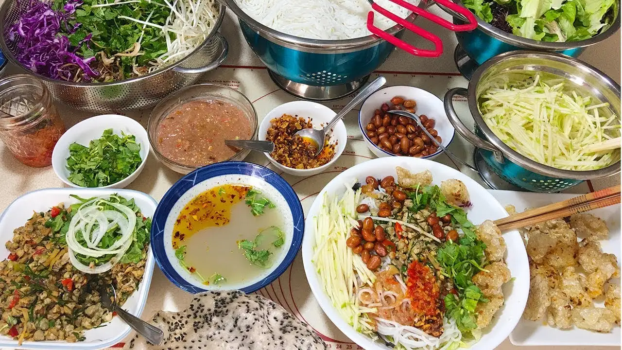 Cơm Hến – Hương vị dân dã đậm đà của xứ Huế Cơm Hến – Hương vị dân dã đậm đà của xứ Huế