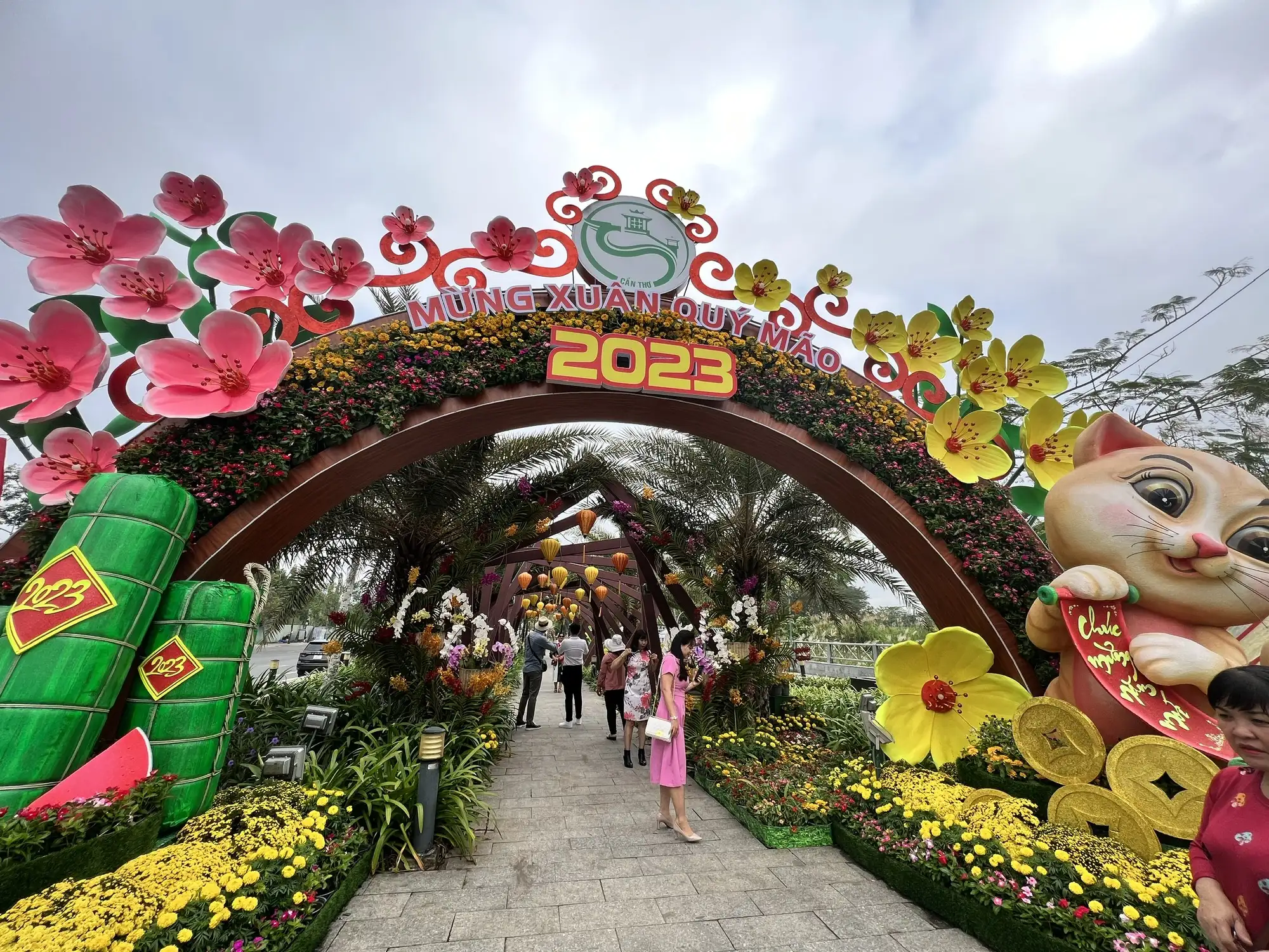 Du lịch Cần Thơ nhộn nhịp với đường hoa Tết Ất Tỵ 2025 Du lịch Cần Thơ nhộn nhịp với đường hoa Tết Ất Tỵ 2025