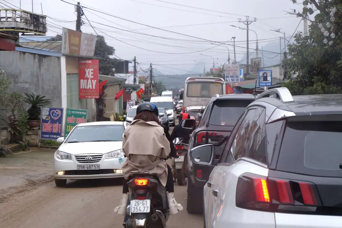 Du lịch Mộc Châu đón hơn 100.000 lượt khách du xuân Du lịch Mộc Châu đón hơn 100.000 lượt khách du xuân, cung đường tắc nghẽn hàng giờ