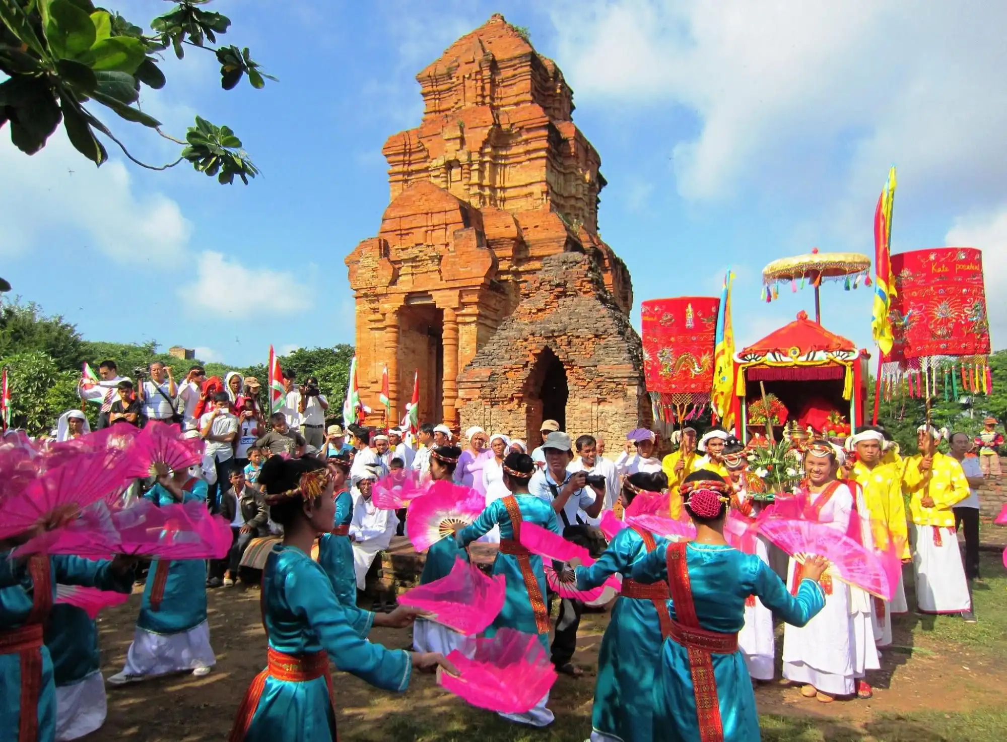 Lễ hội Tháp Bà Ponagar Nha Trang – Nét đẹp văn hóa Chăm Pa Lễ hội Tháp Bà Ponagar Nha Trang – Nét đẹp văn hóa Chăm Pa