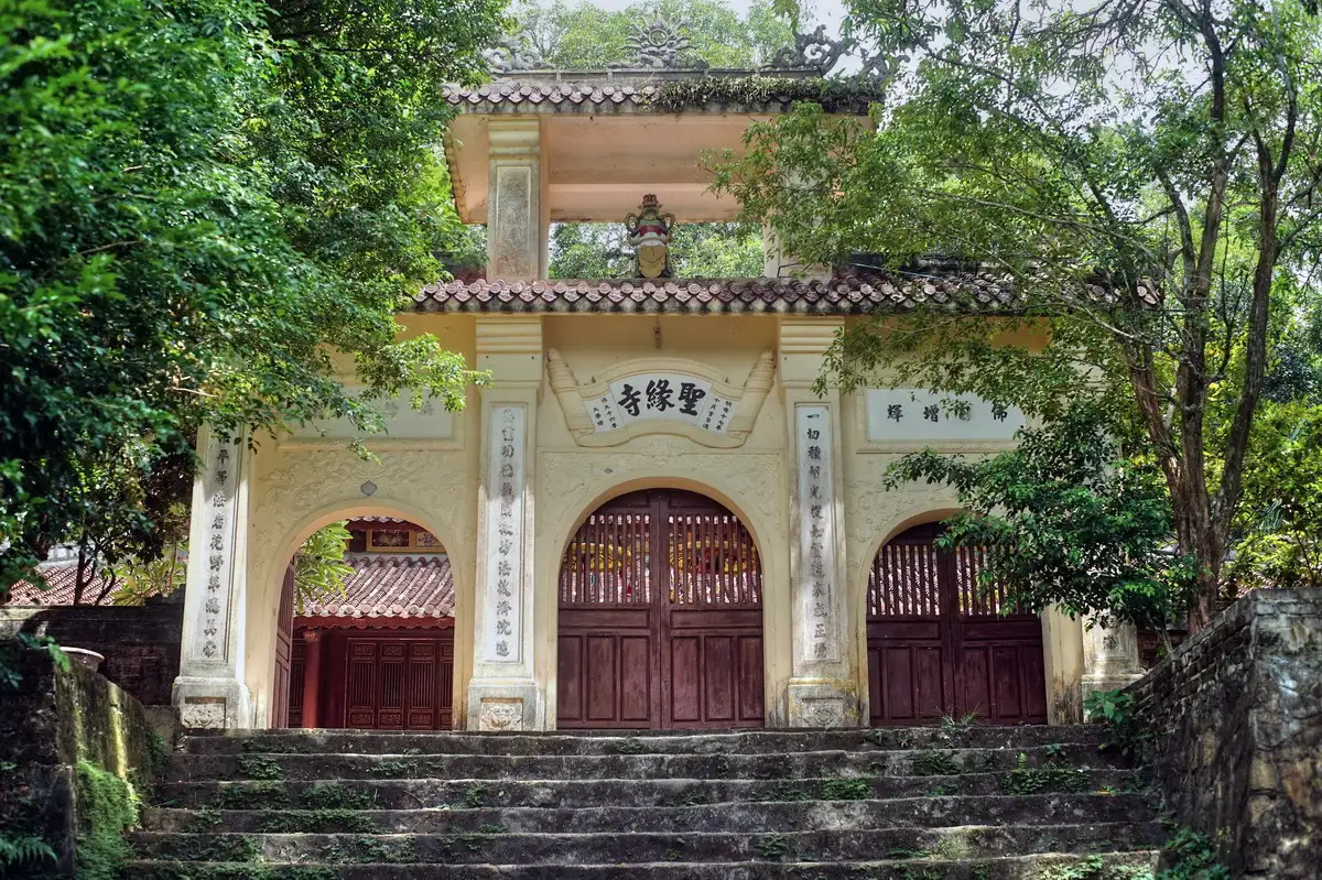 Núi Thúy Vân Huế - Ngọn núi thiêng ghi dấu lịch sử Núi Thúy Vân Huế – Ngọn núi thiêng ghi dấu lịch sử