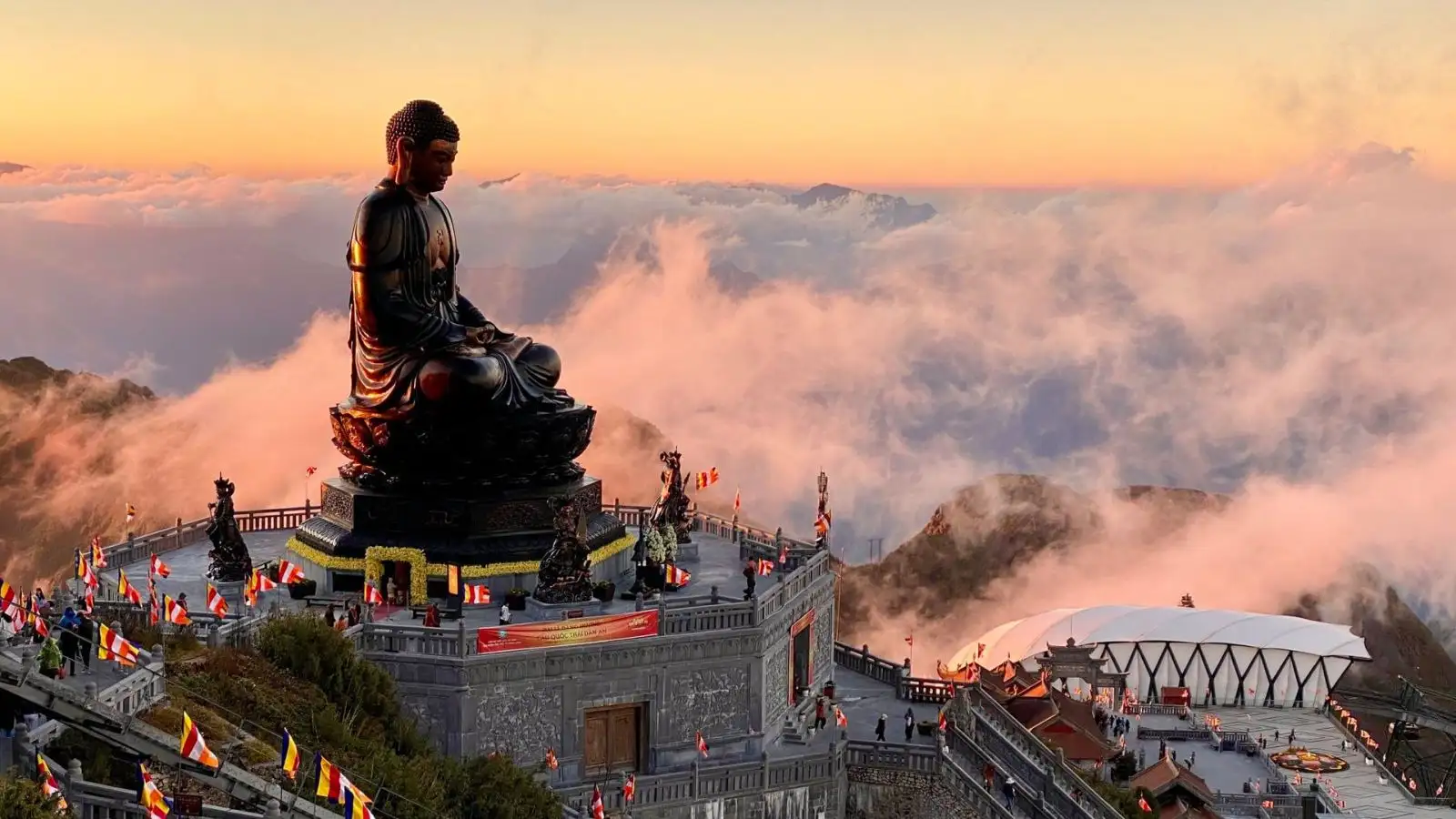 Fansipan mùa xuân – Hành trình bái Phật và đón xuân kỳ ảo Fansipan mùa xuân – Hành trình bái Phật và đón xuân kỳ ảo trên đỉnh núi