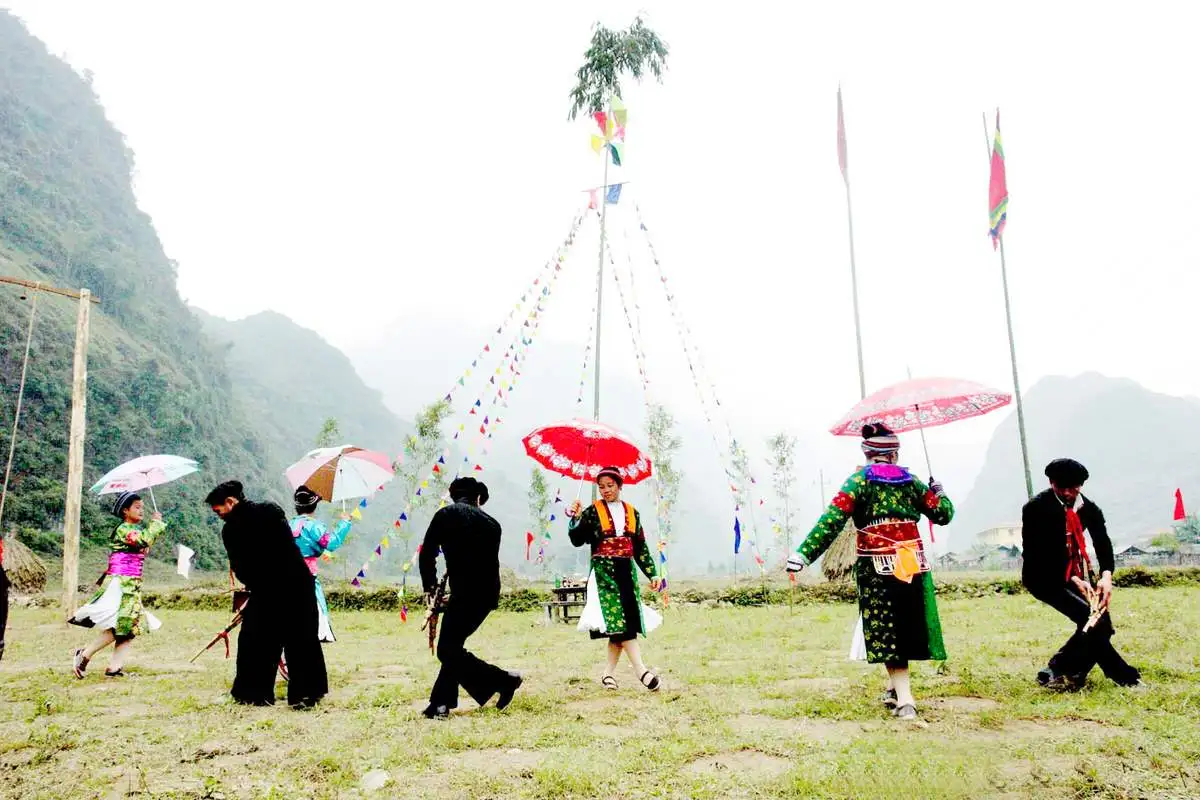 Lễ hội “Gầu Tào” - Hồn văn hóa của người Mông Yên Bái Lễ hội “Gầu Tào” – Hồn văn hóa của người Mông Yên Bái