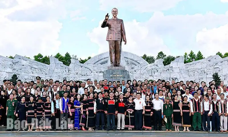 Quảng trường Đại Đoàn Kết - Trái tim văn hoá Pleiku Quảng trường Đại Đoàn Kết – Trái tim văn hoá Pleiku